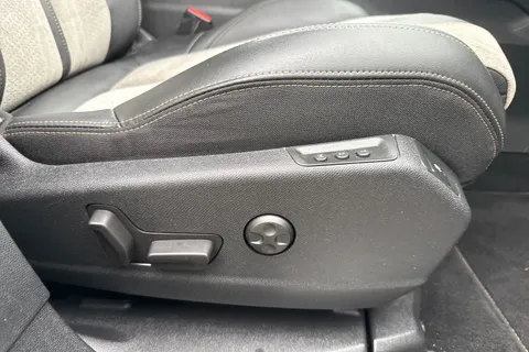 YM71CTY PEUGEOT 3008 1.6 13.2kWh GT e-EAT 4WD Euro 6 (s/s) 5dr Thumbnail #25