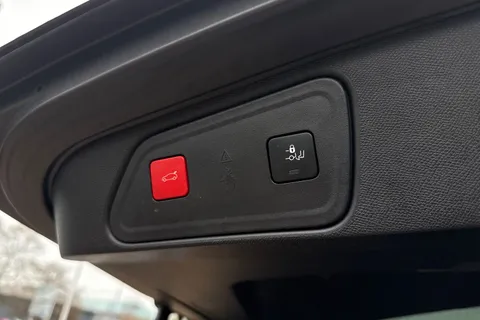 YM71CTY PEUGEOT 3008 1.6 13.2kWh GT e-EAT 4WD Euro 6 (s/s) 5dr Thumbnail #38