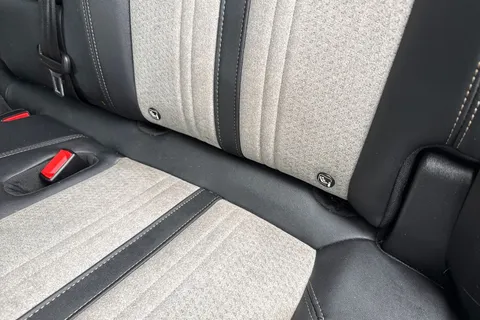 YM71CTY PEUGEOT 3008 1.6 13.2kWh GT e-EAT 4WD Euro 6 (s/s) 5dr Thumbnail #39