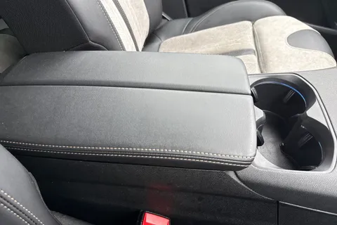 YM71CTY PEUGEOT 3008 1.6 13.2kWh GT e-EAT 4WD Euro 6 (s/s) 5dr Thumbnail #58