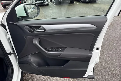 21 of 64 for Volkswagen T-Roc 1.5 TSI Life Euro 6 (s/s) 5dr