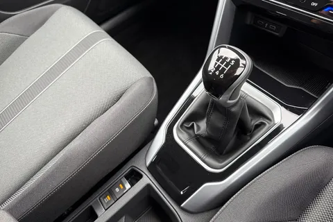 23 of 64 for Volkswagen T-Roc 1.5 TSI Life Euro 6 (s/s) 5dr