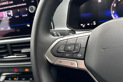 38 of 64 for Volkswagen T-Roc 1.5 TSI Life Euro 6 (s/s) 5dr