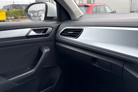 58 of 64 for Volkswagen T-Roc 1.5 TSI Life Euro 6 (s/s) 5dr