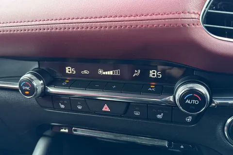 LS69AUX Mazda Mazda3 2.0 SKYACTIV-X MHEV GT Sport Tech Auto Euro 6 (s/s) 5dr Thumbnail #23