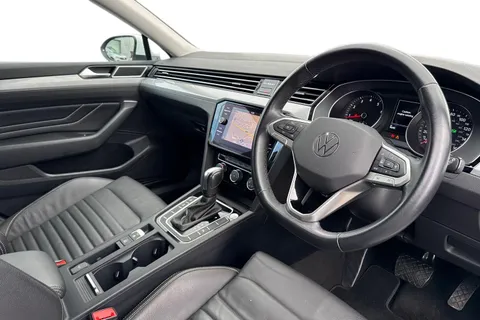 DE22UUG Volkswagen Passat 1.5 TSI EVO SEL 5dr DSG Thumbnail #15