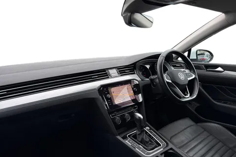 DE22UUG Volkswagen Passat 1.5 TSI EVO SEL 5dr DSG Thumbnail #16