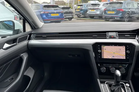 DE22UUG Volkswagen Passat 1.5 TSI EVO SEL 5dr DSG Thumbnail #21