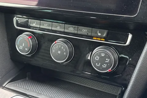 DE22UUG Volkswagen Passat 1.5 TSI EVO SEL 5dr DSG Thumbnail #23