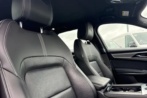 BP72KFA Jaguar F-Pace 2.0 D200 MHEV R-Dynamic S Auto AWD Euro 6 (s/s) 5dr Thumbnail #25