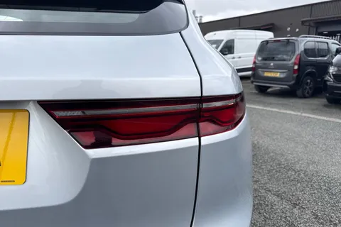 BP72KFA Jaguar F-Pace 2.0 D200 MHEV R-Dynamic S Auto AWD Euro 6 (s/s) 5dr Thumbnail #27
