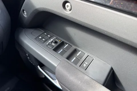 AK23OKE Land Rover Defender 110 2.0 P400e 15.4kWh X-Dynamic SE Auto 4WD Euro 6 (s/s) 5dr Thumbnail #22