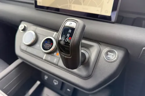 AK23OKE Land Rover Defender 110 2.0 P400e 15.4kWh X-Dynamic SE Auto 4WD Euro 6 (s/s) 5dr Thumbnail #24