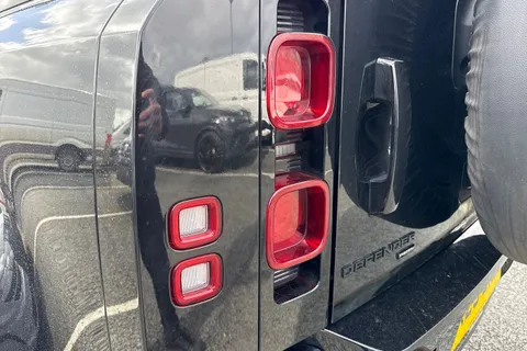 AK23OKE Land Rover Defender 110 2.0 P400e 15.4kWh X-Dynamic SE Auto 4WD Euro 6 (s/s) 5dr Thumbnail #26