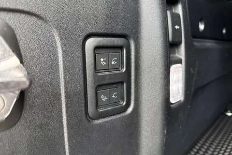 AK23OKE Land Rover Defender 110 2.0 P400e 15.4kWh X-Dynamic SE Auto 4WD Euro 6 (s/s) 5dr Thumbnail #28