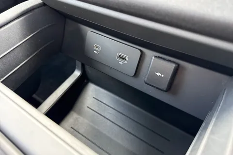 AK23OKE Land Rover Defender 110 2.0 P400e 15.4kWh X-Dynamic SE Auto 4WD Euro 6 (s/s) 5dr Thumbnail #44