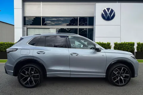 DA25PDU Volkswagen Tiguan 1.5 TSI 272 eHybrid R-Line 5dr DSG Thumbnail #4