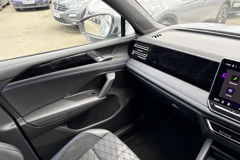 DA25PDU Volkswagen Tiguan 1.5 TSI 272 eHybrid R-Line 5dr DSG Thumbnail #21