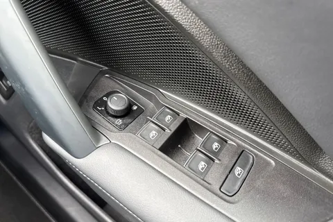 DA25PDU Volkswagen Tiguan 1.5 TSI 272 eHybrid R-Line 5dr DSG Thumbnail #26