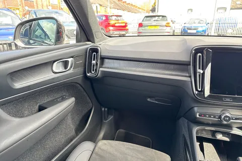 SY72GXT Volvo Xc40 1.5h T5 Recharge 10.7kWh Ultimate Dark Auto Euro 6 (s/s) 5dr Thumbnail #16