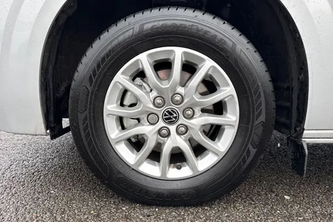DG75BXE Volkswagen Transporter 2.0 TDI 110 Commerce Pro Van Thumbnail #13