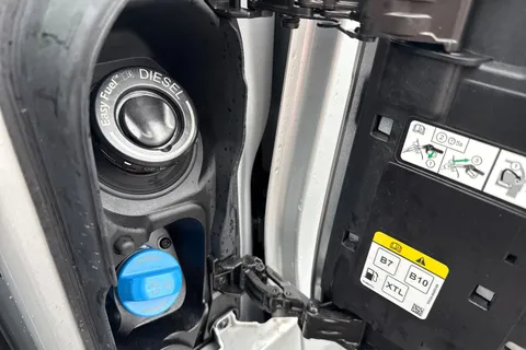 DG75BXE Volkswagen Transporter 2.0 TDI 110 Commerce Pro Van Thumbnail #27