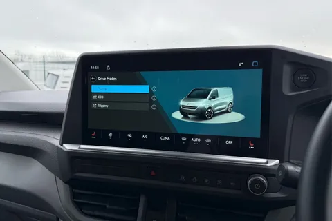 DG75BXE Volkswagen Transporter 2.0 TDI 110 Commerce Pro Van Thumbnail #47