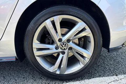 KN23USC Volkswagen Golf 2.0TDI (150PS) R-Line DSG ⭐Sunroof, Rear view camera⭐ Thumbnail #12