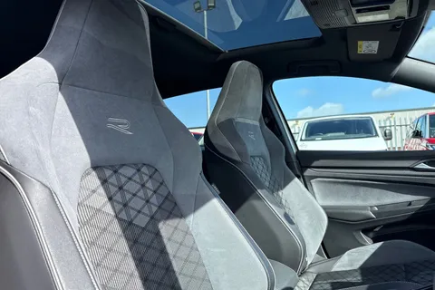 KN23USC Volkswagen Golf 2.0TDI (150PS) R-Line DSG ⭐Sunroof, Rear view camera⭐ Thumbnail #25