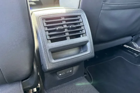 KN23USC Volkswagen Golf 2.0TDI (150PS) R-Line DSG ⭐Sunroof, Rear view camera⭐ Thumbnail #36