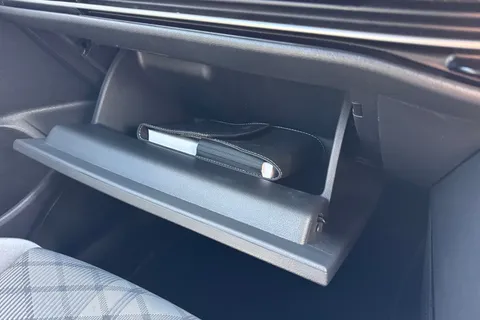 KN23USC Volkswagen Golf 2.0TDI (150PS) R-Line DSG ⭐Sunroof, Rear view camera⭐ Thumbnail #43