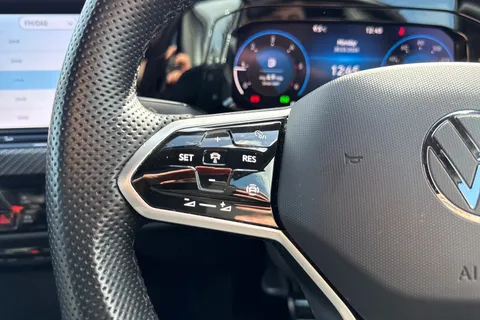 KN23USC Volkswagen Golf 2.0TDI (150PS) R-Line DSG ⭐Sunroof, Rear view camera⭐ Thumbnail #45