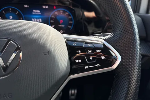 KN23USC Volkswagen Golf 2.0TDI (150PS) R-Line DSG ⭐Sunroof, Rear view camera⭐ Thumbnail #46