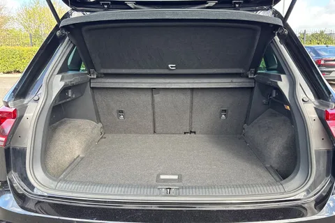 DA68OGS Volkswagen Tiguan 2.0 TDI R-Line DSG 4Motion Euro 6 (s/s) 5dr Thumbnail #8