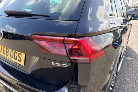 DA68OGS Volkswagen Tiguan 2.0 TDI R-Line DSG 4Motion Euro 6 (s/s) 5dr Thumbnail #9