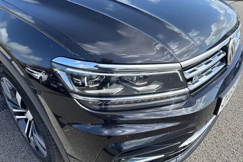 DA68OGS Volkswagen Tiguan 2.0 TDI R-Line DSG 4Motion Euro 6 (s/s) 5dr Thumbnail #10