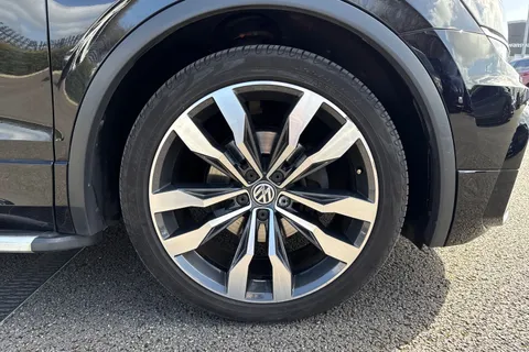 DA68OGS Volkswagen Tiguan 2.0 TDI R-Line DSG 4Motion Euro 6 (s/s) 5dr Thumbnail #11