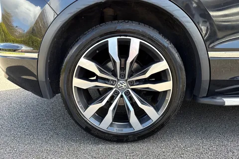 DA68OGS Volkswagen Tiguan 2.0 TDI R-Line DSG 4Motion Euro 6 (s/s) 5dr Thumbnail #12