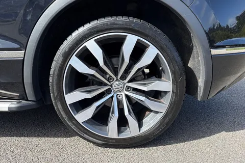 DA68OGS Volkswagen Tiguan 2.0 TDI R-Line DSG 4Motion Euro 6 (s/s) 5dr Thumbnail #13