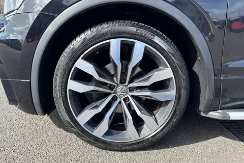 DA68OGS Volkswagen Tiguan 2.0 TDI R-Line DSG 4Motion Euro 6 (s/s) 5dr Thumbnail #14