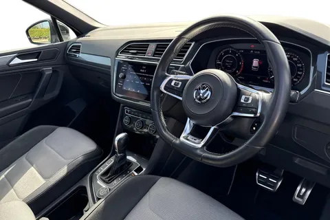 DA68OGS Volkswagen Tiguan 2.0 TDI R-Line DSG 4Motion Euro 6 (s/s) 5dr Thumbnail #15