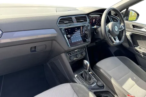 DA68OGS Volkswagen Tiguan 2.0 TDI R-Line DSG 4Motion Euro 6 (s/s) 5dr Thumbnail #16