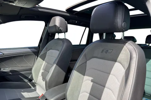 DA68OGS Volkswagen Tiguan 2.0 TDI R-Line DSG 4Motion Euro 6 (s/s) 5dr Thumbnail #17