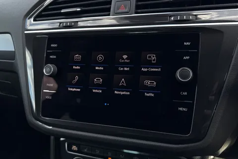 DA68OGS Volkswagen Tiguan 2.0 TDI R-Line DSG 4Motion Euro 6 (s/s) 5dr Thumbnail #18