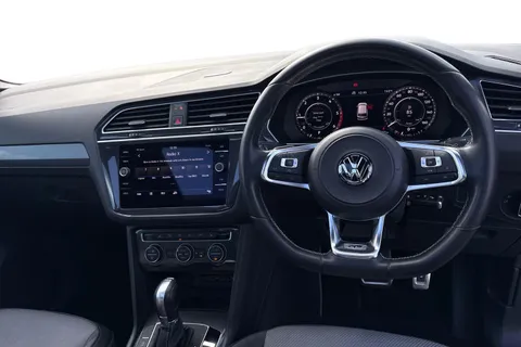 DA68OGS Volkswagen Tiguan 2.0 TDI R-Line DSG 4Motion Euro 6 (s/s) 5dr Thumbnail #19