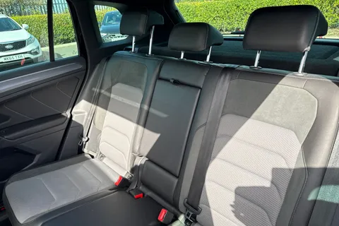 DA68OGS Volkswagen Tiguan 2.0 TDI R-Line DSG 4Motion Euro 6 (s/s) 5dr Thumbnail #20