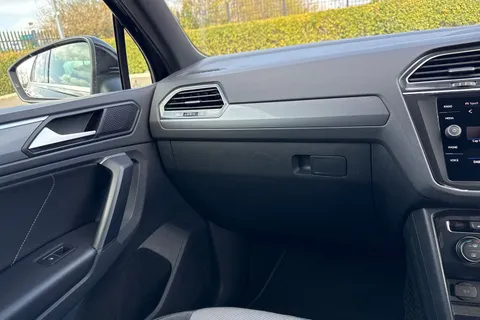 DA68OGS Volkswagen Tiguan 2.0 TDI R-Line DSG 4Motion Euro 6 (s/s) 5dr Thumbnail #21