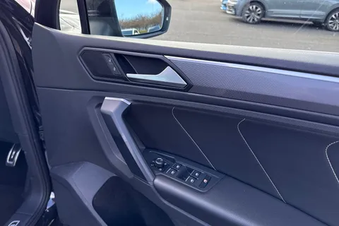 DA68OGS Volkswagen Tiguan 2.0 TDI R-Line DSG 4Motion Euro 6 (s/s) 5dr Thumbnail #22