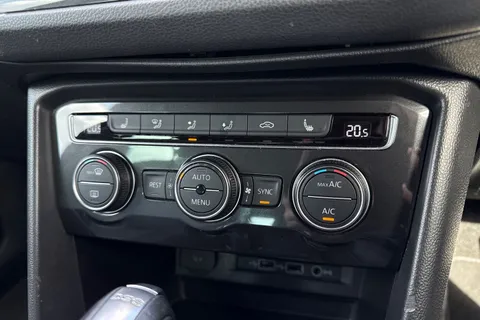 DA68OGS Volkswagen Tiguan 2.0 TDI R-Line DSG 4Motion Euro 6 (s/s) 5dr Thumbnail #23