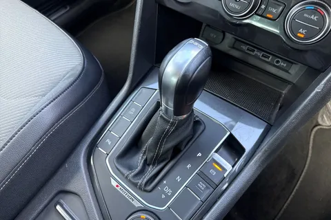 DA68OGS Volkswagen Tiguan 2.0 TDI R-Line DSG 4Motion Euro 6 (s/s) 5dr Thumbnail #24